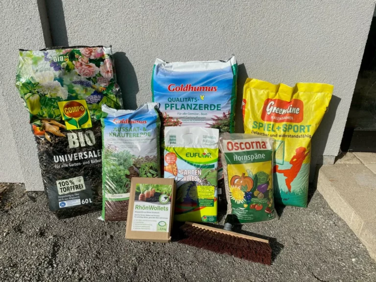 Verschiedene Gartenprodukte wie Erden, Rindenmulch und Dünger bei Schmitt in Greßthal